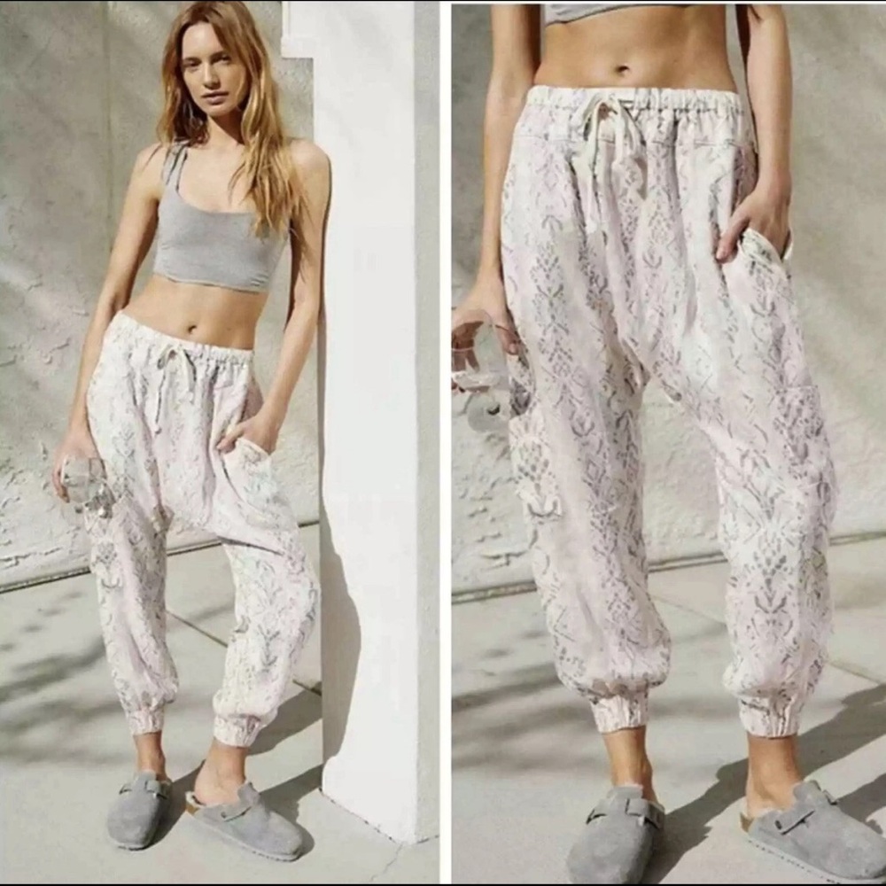 Free People movement Rise to the sun‎ Light Pink Printed Joggers Pants Small
